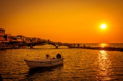 Tramonto sopra la città di Lefkas nell'isola di Leucade, Grecia fotografia stock Tramonto sopra la città di Lefkas nell'isola di Leucade, Grecia fotografia stock