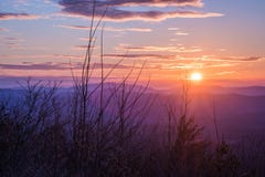 Tramonto sopra le montagne appalachiane sul Cherohala Skyway, sul Tennessee e sulla Nord Carolina fotografia stock Tramonto sopra le montagne appalachiane sul Cherohala Skyway, sul Tennessee e sulla Nord Carolina fotografia stock
