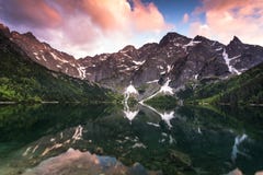 Tramonto sopra lo stagno alpino Morskie Oko in Polonia fotografia stock libera da diritti Tramonto sopra lo stagno alpino Morskie Oko in Polonia fotografia stock libera da diritti