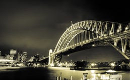 Tramonto splendido sul ponte d'acciaio vigoroso di Sydney Harbor che attraversa l'oceano fotografie stock Tramonto splendido sul ponte d'acciaio vigoroso di Sydney Harbor che attraversa l'oceano fotografie stock