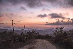 Tramonto sui paesaggi di Kon Tum nel Vietnam immagini stock Tramonto sui paesaggi di Kon Tum nel Vietnam immagini stock