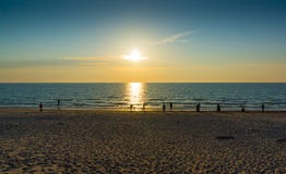 Tramonto sulla costa del Mar Baltico immagine stock Tramonto sulla costa del Mar Baltico immagine stock