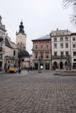 Trams de cru dans la ville Place centrale de la ville Vieille ville Lviv Ukraine 15 03 2019 images libres de droits Trams de cru dans la ville Place centrale de la ville Vieille ville Lviv Ukraine 15 03 2019 images libres de droits