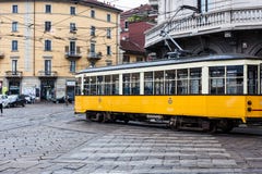 Tramwajowy jeżdżenie przez centrum miasta w Mediolan zdjęcie royalty free Tramwajowy jeżdżenie przez centrum miasta w Mediolan zdjęcie royalty free