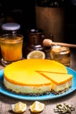 Tranche de gâteau au fromage d'un plat bleu images libres de droits Tranche de gâteau au fromage d'un plat bleu images libres de droits