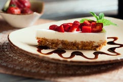 Tranche de gâteau de fraise, foyer sélectif image stock Tranche de gâteau de fraise, foyer sélectif image stock