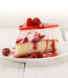 Tranche de gâteau mousseline de vanille avec le soufflé et la framboise j de yaourt Photographie stock Tranche de gâteau mousseline de vanille avec le soufflé et la framboise j de yaourt Photographie stock