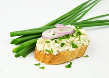 Tranche fraîche de pain de baguette enduite du fromage fondu de cottage avec différents oignons Images stock Tranche fraîche de pain de baguette enduite du fromage fondu de cottage avec différents oignons Images stock