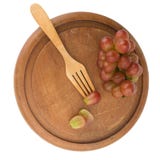 tranche rouge de raisins sur le bois de fourchette sur le hachoir d'isolement sur le petit morceau images libres de droits tranche rouge de raisins sur le bois de fourchette sur le hachoir d'isolement sur le petit morceau images libres de droits