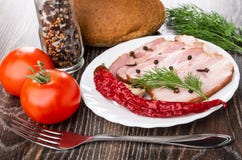 Tranches de la poitrine, du clou de girofle et du poivre noir, aneth dans le plat, tomates, ail, pain, tomates rouges, bouteille image libre de droits Tranches de la poitrine, du clou de girofle et du poivre noir, aneth dans le plat, tomates, ail, pain, tomates rouges, bouteille image libre de droits