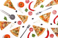 Tranches de pizza, d'ingrédients et de couverts sur un fond blanc Vue supérieure images stock Tranches de pizza, d'ingrédients et de couverts sur un fond blanc Vue supérieure images stock