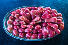 Tranches de pomme de Rose pour servir en partie thaïlandaise de cérémonie de mariage photographie stock libre de droits Tranches de pomme de Rose pour servir en partie thaïlandaise de cérémonie de mariage photographie stock libre de droits
