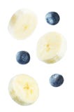 Tranches volantes de banane avec des bliuberries photos libres de droits Tranches volantes de banane avec des bliuberries photos libres de droits