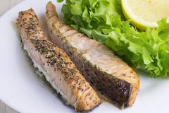 Tranci di pesce di color salmone pronti, cucinati, fritti, al forno immagine stock Tranci di pesce di color salmone pronti, cucinati, fritti, al forno immagine stock