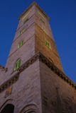 Trani Italia La torre de la catedral medieval en Trani, construida en la piedra caliza, situada al lado del puerto en el frente d foto de archivo Trani Italia La torre de la catedral medieval en Trani, construida en la piedra caliza, situada al lado del puerto en el frente d foto de archivo