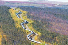 Trans.-Alaska rörledning längs den Dalton huvudvägen till den Pudhoe fjärden i Alaska Royaltyfri Bild Trans.-Alaska rörledning längs den Dalton huvudvägen till den Pudhoe fjärden i Alaska Royaltyfri Bild