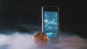 Transação ou investimento de Bitcoins Smartphone com a carta de troca do dinheiro do bitcoin no tela modelo 2018 dourado do bitco vídeos de arquivo Transação ou investimento de Bitcoins Smartphone com a carta de troca do dinheiro do bitcoin no tela modelo 2018 dourado do bitco vídeos de arquivo