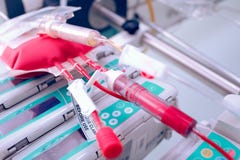 Transfusions sanguines données pour les patients en critique malades Image libre de droits Transfusions sanguines données pour les patients en critique malades Image libre de droits