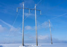 Transmisión de energía eléctrica en el campo contra el cielo azul fotos de archivo libres de regalías Transmisión de energía eléctrica en el campo contra el cielo azul fotos de archivo libres de regalías
