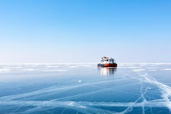 Transport sur la glace Glace sur le lac Baïkal aéroglisseur photo libre de droits Transport sur la glace Glace sur le lac Baïkal aéroglisseur photo libre de droits