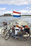 Transport von Fahrrädern über dem Fluss, die Niederlande stockfotos Transport von Fahrrädern über dem Fluss, die Niederlande stockfotos
