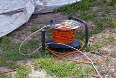 Transporteur en plastique avec des rosettes et câble orange sur l'herbe verte photos libres de droits Transporteur en plastique avec des rosettes et câble orange sur l'herbe verte photos libres de droits