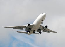 Transportflugzeug im Flug lizenzfreie stockfotos Transportflugzeug im Flug lizenzfreie stockfotos