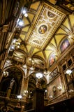Trappan och takgarneringen i Wien påstår operan, frankfurterkorven Musikverein, frankfurterkorven Staatsoper, Wien, Österrike arkivbild Trappan och takgarneringen i Wien påstår operan, frankfurterkorven Musikverein, frankfurterkorven Staatsoper, Wien, Österrike arkivbild