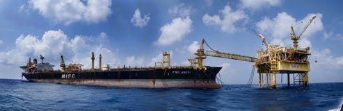 Trasferimento offshore dello strumento del lavoratore nell'altra nave immagini stock Trasferimento offshore dello strumento del lavoratore nell'altra nave immagini stock