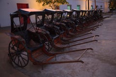 Trasporto, carrelli d'annata tirati dell'uomo tradizionale tailandese asiatico o risciò tirato dei risciò, jinriksha, modo di uma fotografia stock Trasporto, carrelli d'annata tirati dell'uomo tradizionale tailandese asiatico o risciò tirato dei risciò, jinriksha, modo di uma fotografia stock