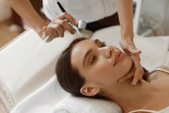 Tratamento facial da beleza Mulher que obtém a casca da pele do oxigênio imagem de stock Tratamento facial da beleza Mulher que obtém a casca da pele do oxigênio imagem de stock