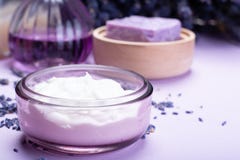Tratamento saudável natural da aromaterapia e da pele com alfazema francesa orgânica, sabão da alfazema, creme de cara, óleos ess imagens de stock royalty free Tratamento saudável natural da aromaterapia e da pele com alfazema francesa orgânica, sabão da alfazema, creme de cara, óleos ess imagens de stock royalty free