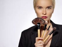 Trattamento di bellezza Ragazza con le spazzole di trucco Il modo compensa la donna sexy makeover Truccatore Applying Visage immagine stock libera da diritti Trattamento di bellezza Ragazza con le spazzole di trucco Il modo compensa la donna sexy makeover Truccatore Applying Visage immagine stock libera da diritti