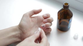 Traumatismo da unha do pé Hematoma Subungual Equimose sob o prego do dedo grande do pé Ferimento ao prego Prego doente Doentio, d video estoque Traumatismo da unha do pé Hematoma Subungual Equimose sob o prego do dedo grande do pé Ferimento ao prego Prego doente Doentio, d video estoque