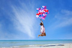 Traumkonzept, Mädchenfliegen auf mehrfarbigen Ballonen Lizenzfreies Stockbild Traumkonzept, Mädchenfliegen auf mehrfarbigen Ballonen Lizenzfreies Stockbild