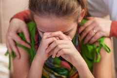 Traurige Jugendliche, die ihren Kopf in der Verzweiflung - Frauenhände halten und trösten sie stützt lizenzfreie stockfotos Traurige Jugendliche, die ihren Kopf in der Verzweiflung - Frauenhände halten und trösten sie stützt lizenzfreie stockfotos