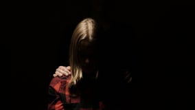 Traurige Jugendlichtochter und ihre liebevolle Mutter 4k UHD stock video footage Traurige Jugendlichtochter und ihre liebevolle Mutter 4k UHD stock video footage
