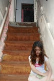 Trauriges deprimiertes jugendlich Mädchen auf Treppen Lizenzfreies Stockfoto Trauriges deprimiertes jugendlich Mädchen auf Treppen Lizenzfreies Stockfoto
