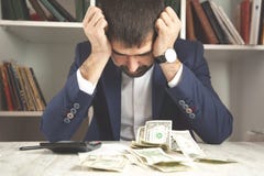 Trauriges Mannsitzen lizenzfreie stockbilder Trauriges Mannsitzen lizenzfreie stockbilder