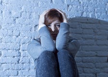 Trauriges und erschrockenes Schauen des Gefühls des Jugendlichmädchens oder der jungen Frau überwältigt und niedergedrückt Stockfotografie Trauriges und erschrockenes Schauen des Gefühls des Jugendlichmädchens oder der jungen Frau überwältigt und niedergedrückt Stockfotografie