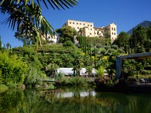 Trauttmansdorff slott i Merano, Italien royaltyfri bild Trauttmansdorff slott i Merano, Italien royaltyfri bild