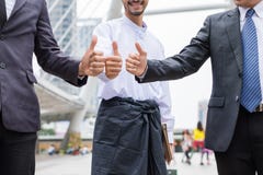 Travail d'équipe multiracial d'homme d'affaires avec renoncer à des pouces photos stock Travail d'équipe multiracial d'homme d'affaires avec renoncer à des pouces photos stock