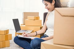 Travaillent en indépendantes la femme asiatique travaillant avec le concept de boîte à la maison photo libre de droits Travaillent en indépendantes la femme asiatique travaillant avec le concept de boîte à la maison photo libre de droits