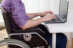 Travailler handicapé sur l'ordinateur portable photo libre de droits Travailler handicapé sur l'ordinateur portable photo libre de droits