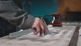 Travailleur faisant des mesures et des marques sur la pièce en métal utilisant un calibre image libre de droits Travailleur faisant des mesures et des marques sur la pièce en métal utilisant un calibre image libre de droits
