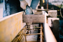 Travailleur à l'aide d'une machine-outil de foret sur le chantier de construction et créant des trous en ciment pour le renfort d image libre de droits Travailleur à l'aide d'une machine-outil de foret sur le chantier de construction et créant des trous en ciment pour le renfort d image libre de droits
