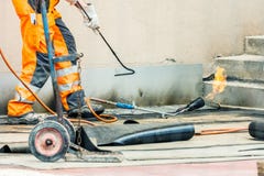 Travailleurs conzept sur une construction de route ou de toit, l'industrie et de travail d'équipe travail photographie stock Travailleurs conzept sur une construction de route ou de toit, l'industrie et de travail d'équipe travail photographie stock