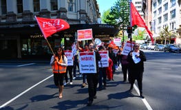 Travailleurs protestant pour la salaire égal à Auckland nouveau image libre de droits Travailleurs protestant pour la salaire égal à Auckland nouveau image libre de droits