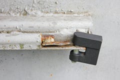 Trave na porta do metal foto de stock Trave na porta do metal foto de stock