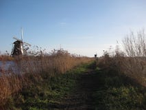 Trawiasty chodzącej ścieżki bieg wzdłuż Kinderdijk blisko Rotterdam holandie zdjęcie royalty free Trawiasty chodzącej ścieżki bieg wzdłuż Kinderdijk blisko Rotterdam holandie zdjęcie royalty free